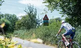 Langs de Vecht is veel irritatie over wielrenners. Gemeente Stichtse Vecht plaatst extra borden.