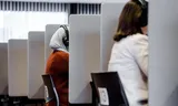 Inburgeringsexamen op een locatie van Dienst Uitvoering Onderwijs. De nieuwe toets geldt vanaf 1 juli. 