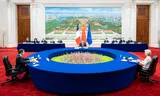 De Chinese president Xi Jinping in een topontmoeting met de Franse president Emmanuel Macron and de voorzitter van de European Commissie  Ursula von der Leyen  in Beijing in 2023. Foto Zhai Jianlan/Xinhua 