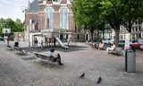 Op de Noordermarkt is een openbaar toilet gepland, rechts achter het op de foto achterste bankje. 