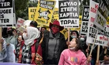 De Nederlandse Griekenland-correspondent Ingeborg Beugel (midden) in 2021 tijdens een protest in Athene. Foto Louisa Gouliamaki/AFP 