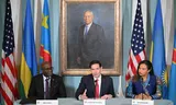 De Amerikaanse minister van Buitenlandse Zaken Marco Rubio met zijn ambtgenoot van Rwanda, Olivier Nduhungirehe,  en Congo, Thérèse Kayikwamba Wagner, vrijdag in Washington. 
