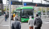 Een bus van vervoerder Qbuzz, in Leiden waar in de dienstregeling is gesneden. Foto Harold Versteeg/ANP