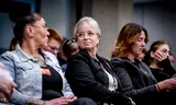 Toeslagenouders op de tribune tijdens een debat in de Tweede Kamer.