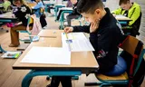 Leerlingen van groep 8 in Dordrecht tijdens het maken van de doorstroomtoets. 