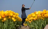 Het tulpenveld is net te theatraal en daarom perfect voor een selfie