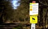 Staatsbosbeheer en Utrechts Landschap hebben nieuwe borden geplaatst. De borden geven aan dat er een aanlijnplicht geldt voor honden omdat zij zich in een wolvenleefgebied begeven. 