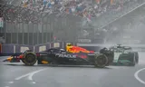 Red Bull-coureur Liam Lawson spint half maart bij zijn GP-debuut naast Max Verstappen van het asfalt op het circuit van Melbourne.  Foto Scott Barbour / AP Photo 