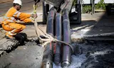 Netbeheerder Liander verbouwt het Amsterdamse elektriciteitsnet. Om Nederland de komende jaren van ruim honderdduizend kilometer aan nieuwe kabels te voorzien, zal naar verwachting een op de drie straten opengebroken moeten worden. Foto Koen van Weel/ANP 