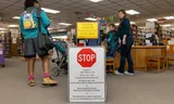 Een stopbord bij de ingang van de volwassenenafdeling van de openbare bibliotheek van Idaho Falls wijst op de leeftijdsrestrictie. 
