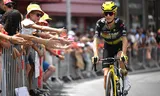 Pauline Ferrand-Prévot fietst naar de teampresentatie voor de start van de eerste Tour-etappe. Foto Julien de Rosa/AFP