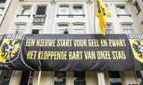 Ondernemer Paul Hendriks heeft in Arnhem grote spanddoeken opgehangen. 