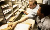 Medewerkers sorteren post in de postkamer van een bedrijf in Den Haag. De zakelijke post is goed voor bijna 95 procent van alle post in Nederland, volgens cijfers van de ACM. Foto Lex van Lieshout/ANP
