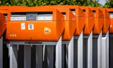 PostNL heeft afgelopen jaren duizenden brievenbussen weggehaald. Hier staan de ongebruikte bussen in een opslag in Breda.